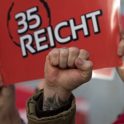 Arbeitnehmer streiken für eine 35-Stunden-Woche (Foto: dpa Bildfunk, picture alliance / Ralf Hirschberger/dpa | Ralf Hirschberger)