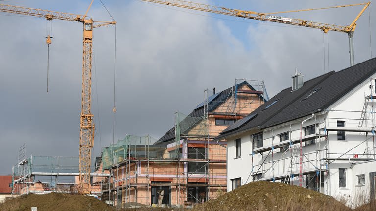 Mehrere Häuser im Rohbau stehen in einem neuen Wohnviertel (Foto: dpa Bildfunk, picture-alliance / Reportdienste, Felix Kästle)