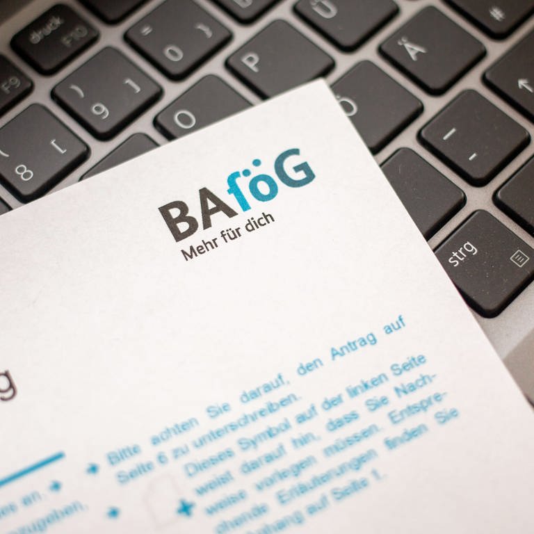 Ein Antrag auf Ausbildungsförderung (Bafög) liegt auf der Tastatur eines Laptopcomputers. (Foto: dpa Bildfunk, picture alliance/dpa/dpa-Zentralbild | Fernando Gutierrez-Juarez)