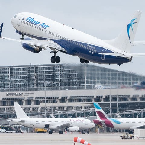 Ein Flugzeug der Fluggesellschaft Blue Air startet am Flughafen Stuttgart, dahinter ist Terminal 1 des Flughafens zu sehen. (Foto: dpa Bildfunk, picture alliance/dpa | Marijan Murat)