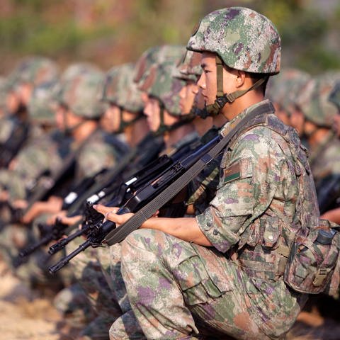 Chinesische Soldaten nehmen am gemeinsamen kambodschanisch-chinesischen Manöver "Goldener Drache 2023" im Royal Gendarmerie Training Center teil. (Foto: dpa Bildfunk, picture alliance/dpa/XinHua | Phearum)