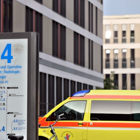 Ein Krankenwagen steht vor einem Gebäude eines Krankenhaus-Areals (Foto: dpa Bildfunk, picture alliance / dpa | Jan Woitas)