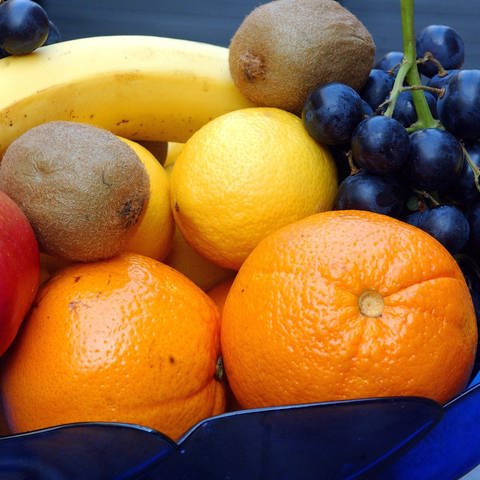 ARCHIV - Zu sehen ist eine Schale mit verschiedenen Früchten, und zwar mit Orangen, Weintrauben, einer Banane, Kiwi und Zitronen. (Foto: dpa Bildfunk, picture-alliance/ dpa | Patrick Pleul)