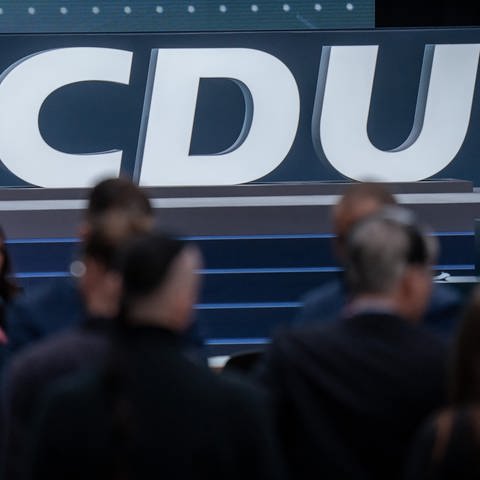 Das Logo der CDU ist in der Halle für den CDU-Bundesparteitag aufgebaut. Drei Tage lang beraten die CDU Delegierten und stimmen über ein neues Grundsatzprogramm ab.