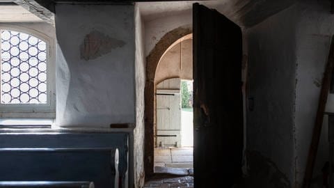 In einer alten Kirche steht die Tür offen (Foto: picture-alliance / Reportdienste, picture alliance / photothek | Florian Gaertner)