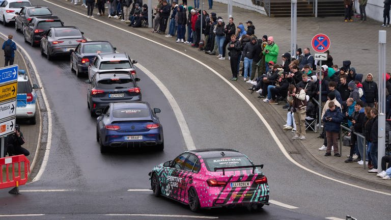 Carfriday am Nürburgring - großer Andrang, Autos in einer Schlange und Menschen säumen den Straßenrand (Foto: dpa Bildfunk, Picture Alliance)
