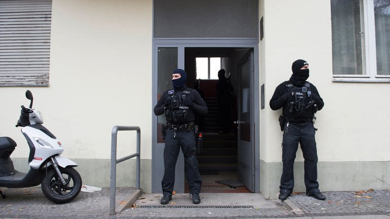 Bei einer Razzia gegen Anhänger des Islamischen Staates gab es auch in Rheinland-Pfalz eine Festnahme. Die bundesweit sieben Personen sollen als mutmaßliche IS-Unterstützer zur Finanzierung des Terrornetzwerks "Islamischer Staat" beigetragen haben.