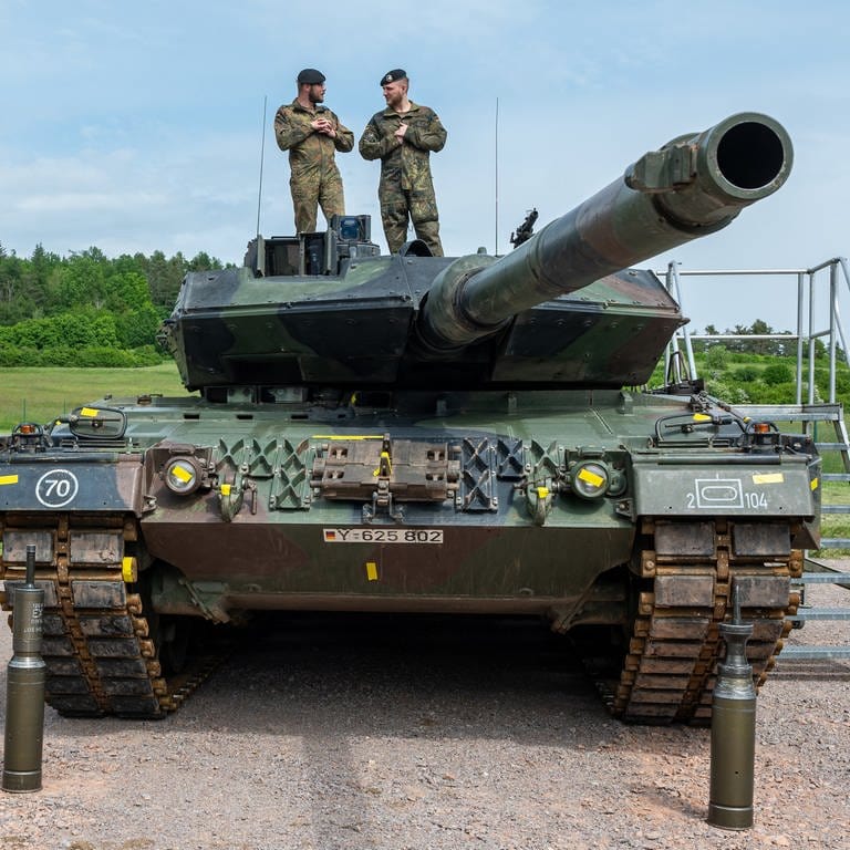 Ein Kampfpanzer vom Typ Leopard II A6 des Panzerbatallions 104