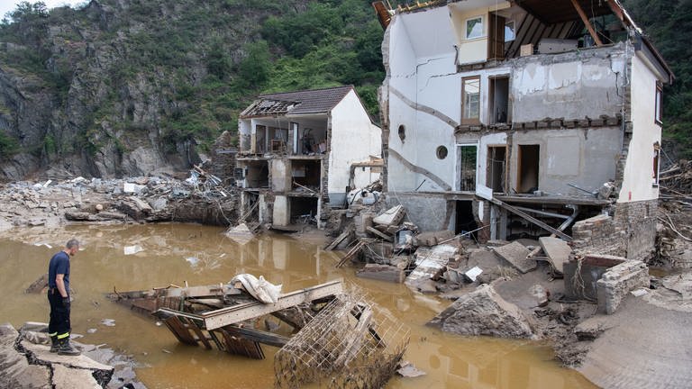 Die Staatsanwaltschaft Koblenz gibt bekannt, ob sie wegen der Flutkatastrophe im Ahrtal gegen den damalige Landrat Anklage erhebt. (Foto: picture-alliance / Reportdienste, picture alliance/dpa | Boris Roessler)