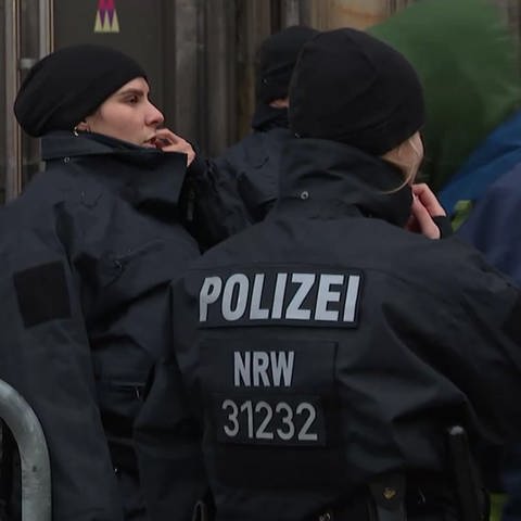 Polizei vorm Eingang in Kölner Dom