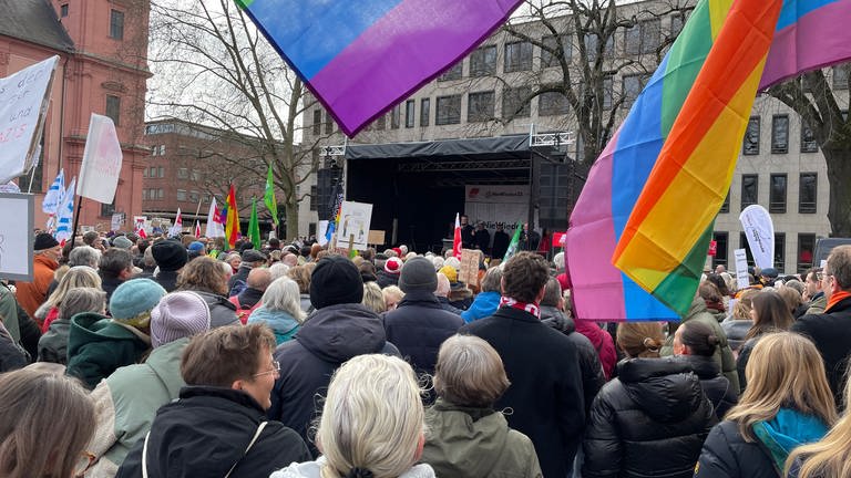 Demonstration gegen Rechtsextremismus: Kundgebung auf dem Ernst-Ludwig-Platz in Mainz. 