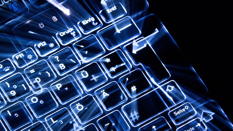  IT-Sicherheit (Symbolbild) - Tasten einer beleuchteten Tastatur. Etliche Unternehmen in Deutschland werden zu Opfern von Cyber-Angriffen, Tendenz steigend.