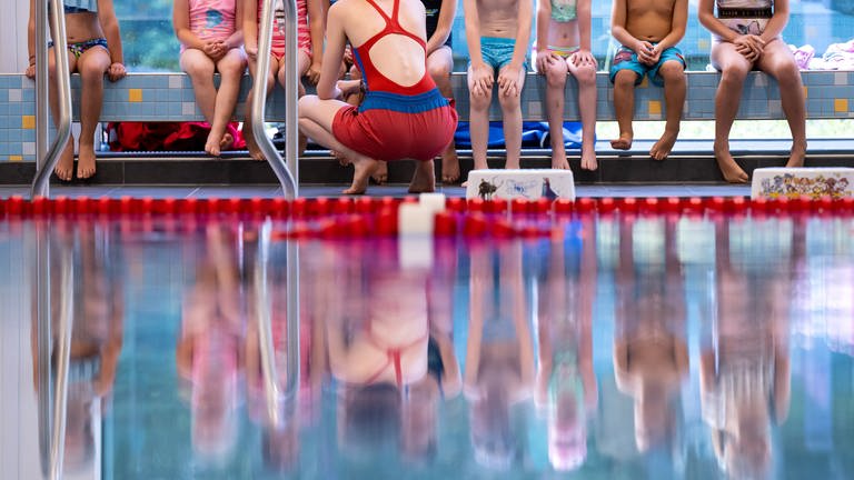 Immer weniger Kinder in Rheinland-Pfalz können schwimmen. Die Wartezeit auf einen Schwimmkurs beträgt bis zu zwei Jahre. Die Situation ist "sehr bedrohlich", sagt die DLRG. (Foto: picture-alliance / Reportdienste, Picture Alliance)