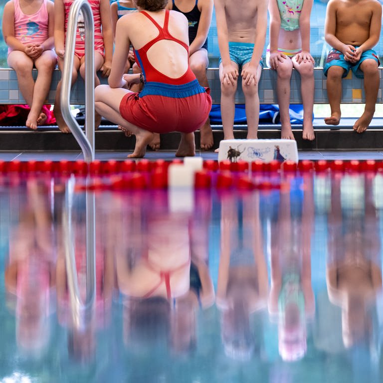 Immer weniger Kinder in Rheinland-Pfalz können schwimmen. Die Wartezeit auf einen Schwimmkurs beträgt bis zu zwei Jahre. Die Situation ist "sehr bedrohlich", sagt die DLRG. (Foto: picture-alliance / Reportdienste, Picture Alliance)