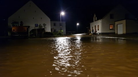 Überflutete Straßen in Jünkerath im Norden von Rheinland-Pfalz