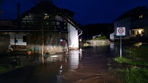 Unwetter in RLP: In Glaadt stehen Straßen unter Wasser (Foto: SWR)