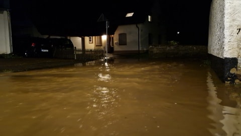 In Glaadt im Norden von Rheinland-Pfalz sind nach dem Unwetter die Straßen überflutet