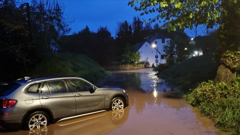 In Glaadt in Rheinland-Pfalz wurden laut Feuerwehr Straßen überflutet.