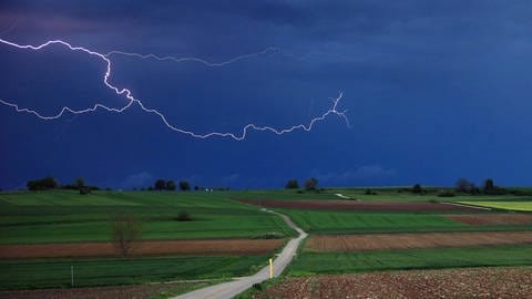 Eine Gewitterzelle mit Blitz: In Rheinland-Pfalz drohen Unwetter mit starkem Regen und Überschwemmungen.