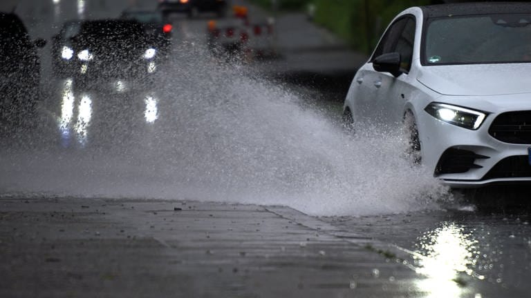 Für RLP gibt es eine Unwetterwarnung - Autofahrer kämpfen mit Starkregen