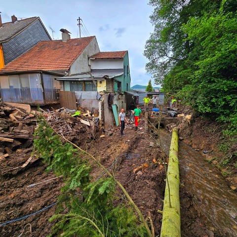 Aufräumen nach dem Hochwasser in Kirn-Sulzbach. Die Schäden sind in RLP sind noch nicht beseitigt und auch am Dienstag soll es nochmal regnen.