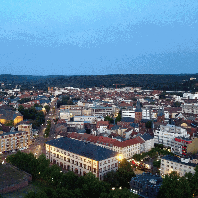 Blick vom Rathaus auf die Innenstadt von Kaiserslautern bei Nacht