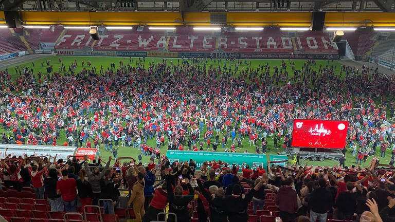 FCK-Fans bejubeln den Aufstieg nach Public Viewing auf dem Betzenberg. (Foto: SWR)