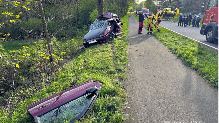 Zwischen Neuhemsbach und Sippersefeld hat ein Autofahrer die Kontrolle über sein Fahrzeug verloren. (Foto: Polizeipräsidium Westpfalz)