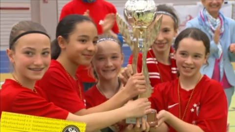 Die Mädchen vom Heinrich-Heine-Gymnasium in Kaiserslautern haben den Fritz Walter-Cup gewonnen.