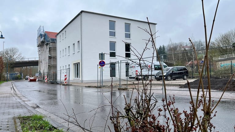 In Winnweiler am Donnersberg entsteht in einem ehemaligen Bahnhofsgebäude eine Einrichtung, in der Kinder und Jugendliche betreut werden.