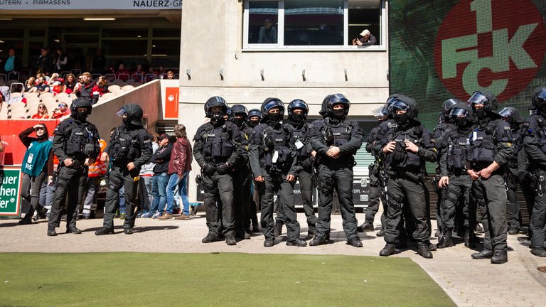 Eine Gruppe Polizisten überwacht ein Spiel des 1. FC Kaiserslautern.