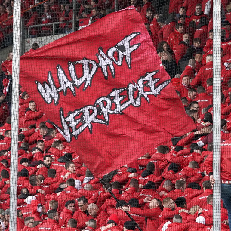 Fankruve des FCK hält Banner "Waldhof verrecke" hoch - Fans des FCK sollen Fans des SV Waldhof Mannheim angegriffen haben. (Foto: picture-alliance / Reportdienste, picture alliance / foto2press | Oliver Zimmermann)