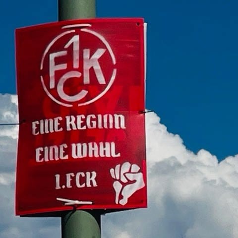 In der Innenstadt von Kaiserslautern hängen mehrere falsche Wahlplakate vom FCK.