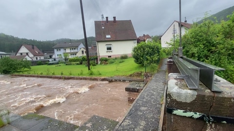 Für Bobenthal in der Südwestpfalz war ein starkes Hochwasser angekündigt worden. Es hat viel geregnet. Die Lage ist aber nicht dramatisch.