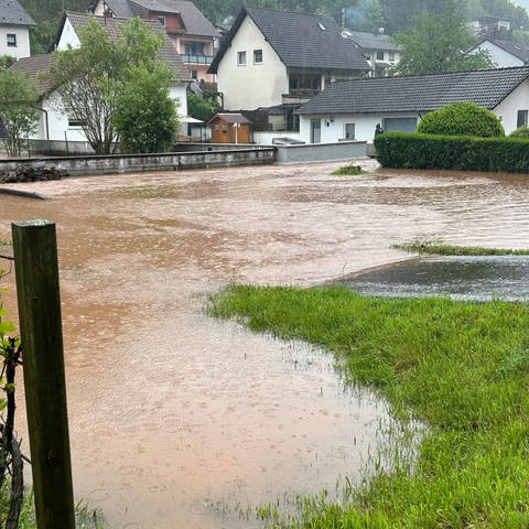 Das Hochwasser hat Grundstücke i im südwestpfälzischen Obernheim-Kirchenarnbach überflutet.