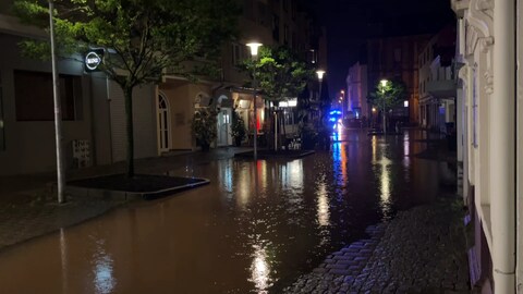 Durch den Dauerregen ist die Fußgängerzone von Zweibrücken überflutet.