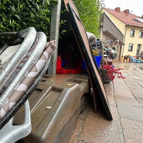 Müllberge türmen sich nach dem Hochwasser in Hornbach am Straßenrand. (Quelle: SWR)