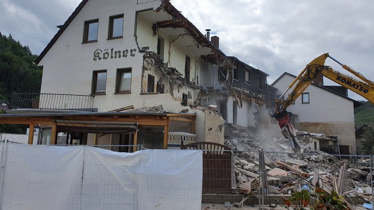 Ein Dorf baut auf - Das Hotel und Restaurant Kölner Hof in Dernau beim Abriss