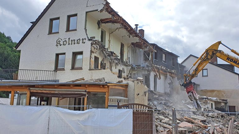 Ein Dorf baut auf - Abriss Hotel Kölner Hof in Dernau