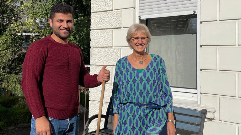 Eine ungewöhnliche WG: Moaath Saada und Gerda Pfandzelter machen mit bei Wohnen für Hilfe.