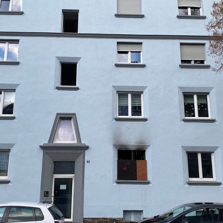 Die Fassade des Mehrfamilienhauses in Koblenz in der Goldgrube nach dem Brand. Rauchspuren sind am Fenster im Erdgeschoss zu sehen.