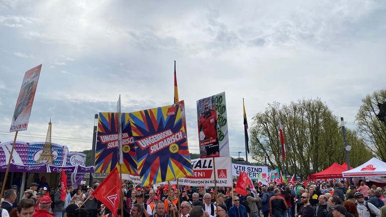 Blick auf die Kundgebung am Deutschen Eck in Koblenz zum Tag der Arbeit