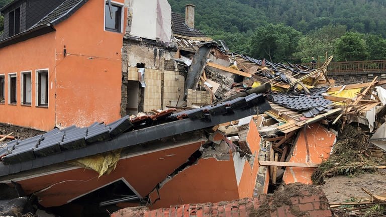 Der Ort Schuld im Ahrtal zwei Tage nach der Flut - immense Zerstörung an Häusern und Straßen (Foto: SWR)
