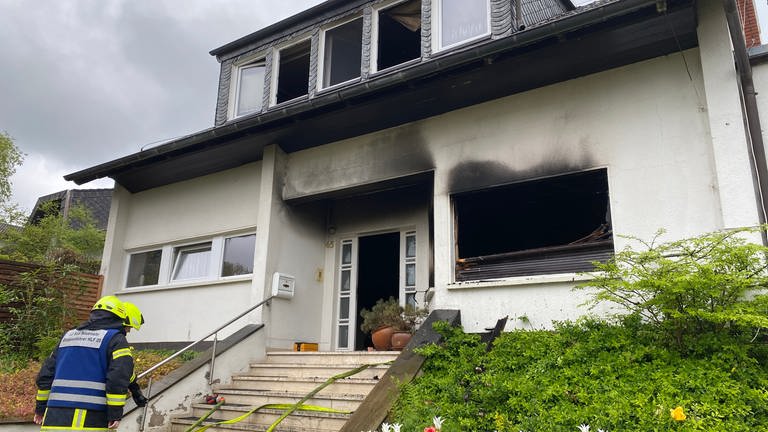 Die Feuerwehr entdeckte die Leiche ienes Mannes in dem Wohnhaus in Bad Neuenahr-Ahrweiler. (Foto: SWR)