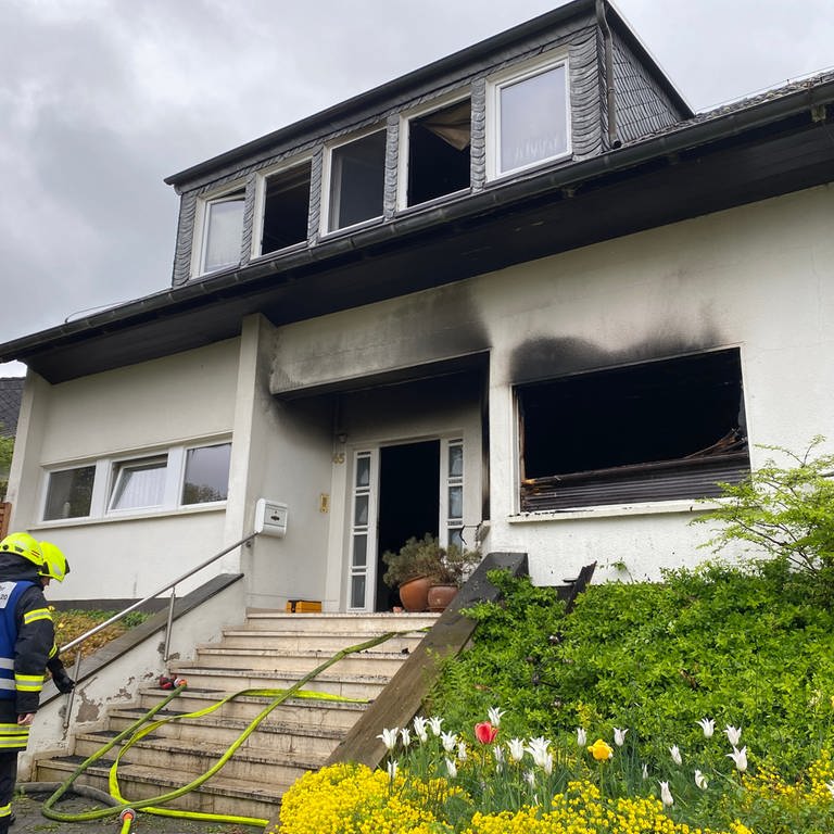 Die Feuerwehr entdeckte die Leiche ienes Mannes in dem Wohnhaus in Bad Neuenahr-Ahrweiler. (Foto: SWR)