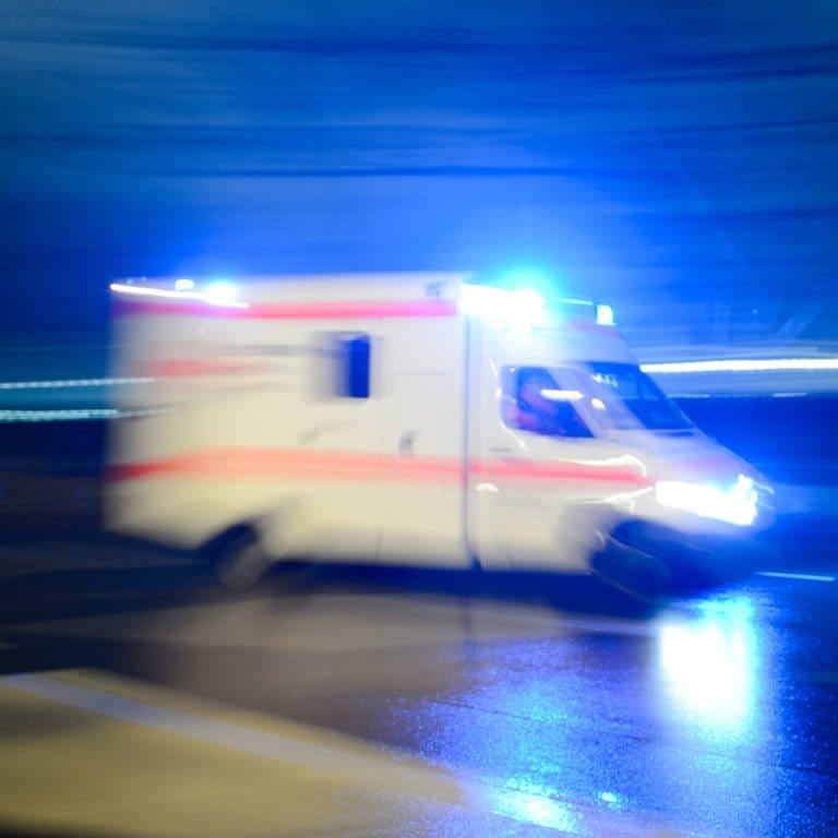 Ein Rettungswagen fährt durch die Nacht - in einem Kirmeszelt im Westerwald wurde Pfefferspray versprüht - 13 Menschen wurden verletzt.