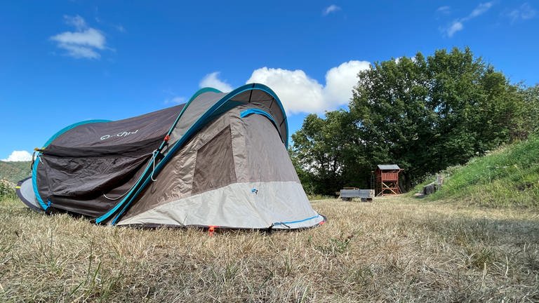 Ein Zelt steht im Trekkingcamp in Bad Salzig