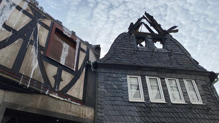 Historische Fachwerkhäuser von Winningen sind bei dem Feuer in der Nacht zerstört worden.