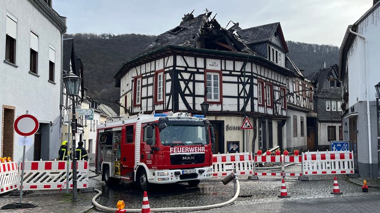 Ortsmitte Winningen: Fünf denkmalgeschützte Fachwerkhäuser sind vom Brand beschädigt.