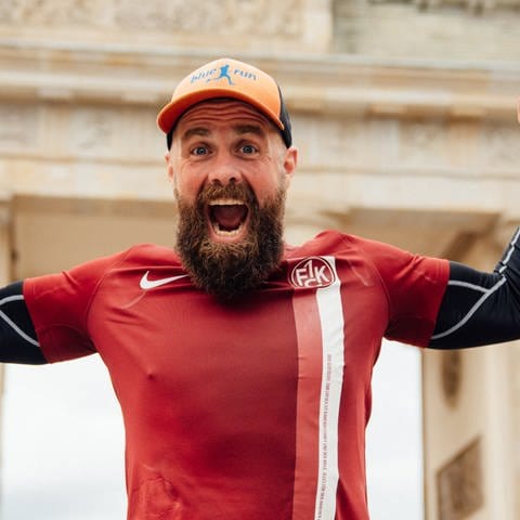 Marathonläufer Simon Fischer. Einen Monat lang jeden Tag einen Marathon fürs Klima: Sein Blue Run hat Simon Fischer nach Berlin geführt.  (Foto: Pressestelle, Ruben Hensel /Weltfriedensdienst e.V.)